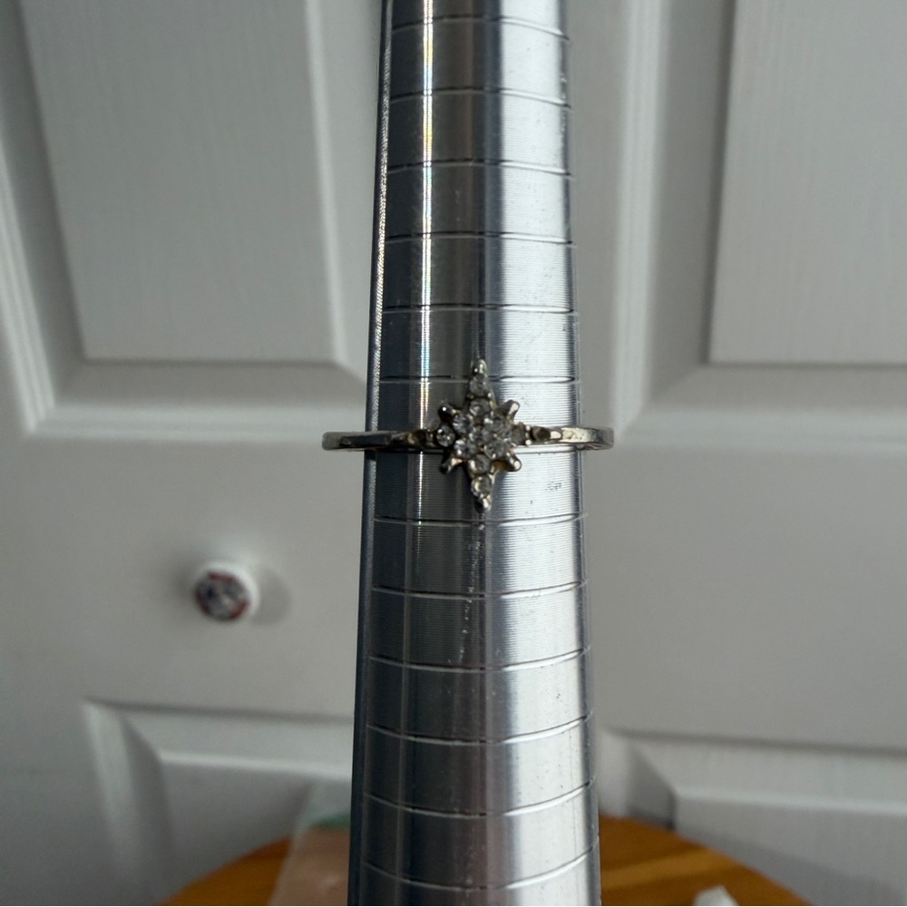 Clear‎ starburst snowflake cluster ring size 7